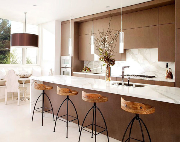 Mẫu nhà phòng khách liền bếp với quầy bar mini ngăn phòng khách và bếp sẽ là nơi bạn có những bữa tiệc nhỏ đầy thân mật với những người yêu thương 