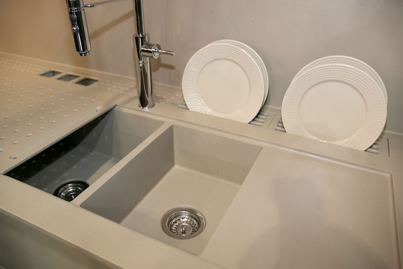 chau-rua-bat-da-solid-surface-nhan-tao